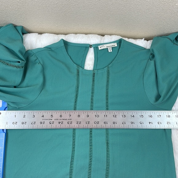 Vintage June & Hudson sage green eyelet 3/4 bell sleeve soft cremplin fabric - Picture 8 of 9